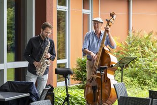 Niklas Wienecke am Saxophon und Jens Balzereit am Bass begrüßen die Gäste im Museumsdorf Hösseringen. Foto: Hans-Jürgen Wege.