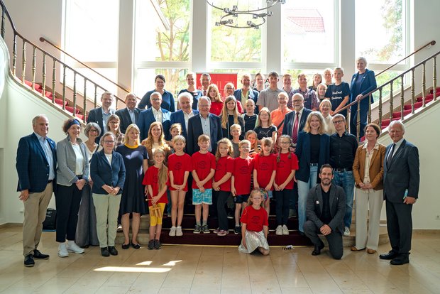 Ministerpräsident Stephan Weil inmitten der Vertreterinnen und Vertreter der Arbeitsgruppe „Platt is cool“ im Foyer der Niedersächsischen Staatskanzlei (Foto: Staatskanzlei Niedersachsen) 