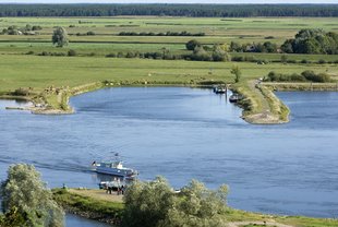 Elbe mit Fähre Hitzacker - Amt Neuhaus © Hans-Jürgen Wege Elbe mit Fähre Hitzacker - Amt Neuhaus © Hans-Jürgen Wege